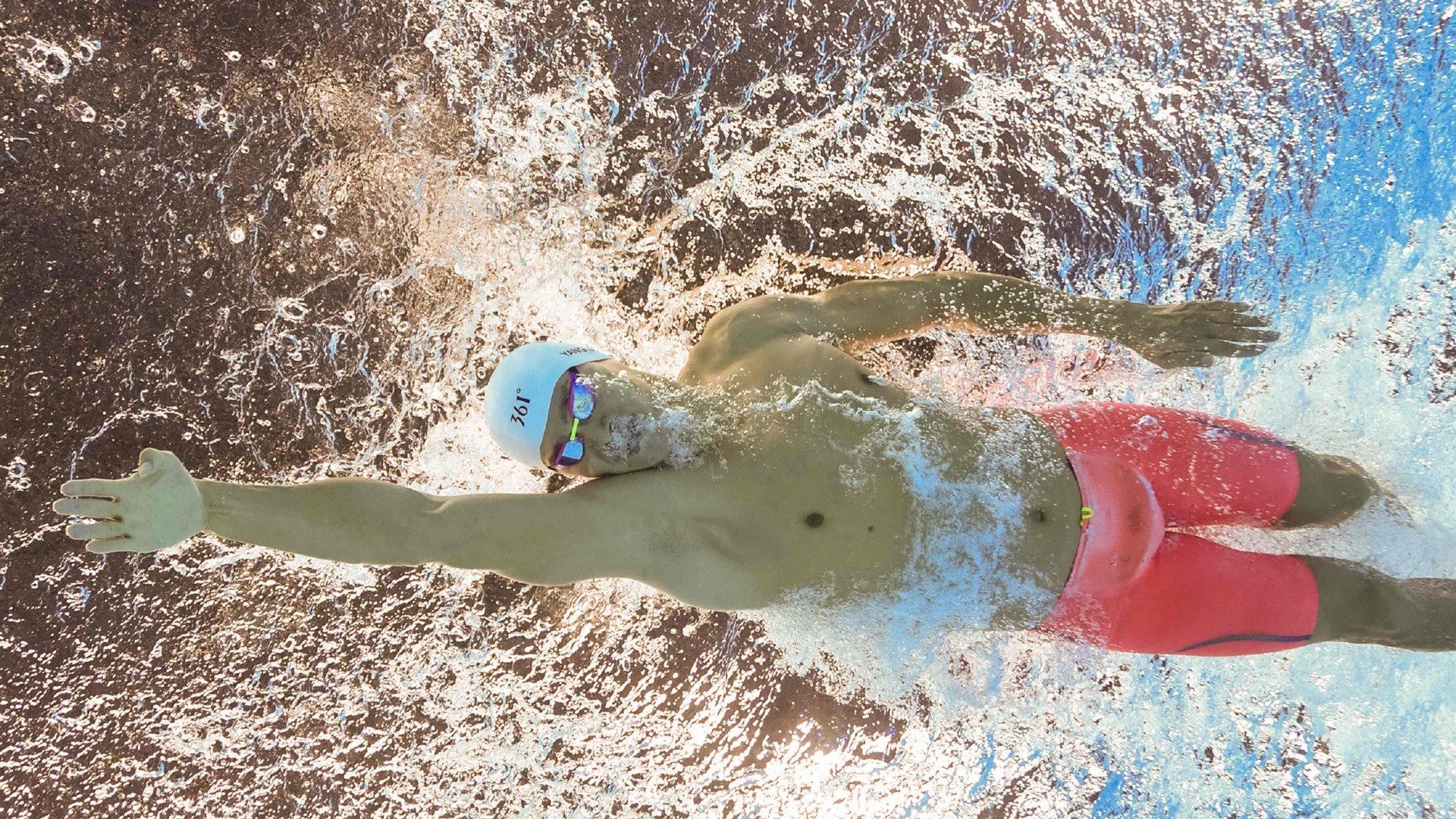 “亚戈·卡尔曼的精准控球与远程传球，助美洲狮队制霸世界赛场”