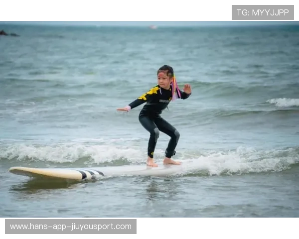 冲浪爸爸抱宝宝一起上浪画面爆红 冲浪爸爸抱宝宝一起上浪画面爆红