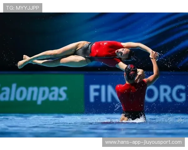 花样游泳队水上托举动作震撼观众